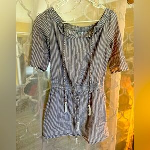 Off shoulder middle tie top. Blue and white striped.